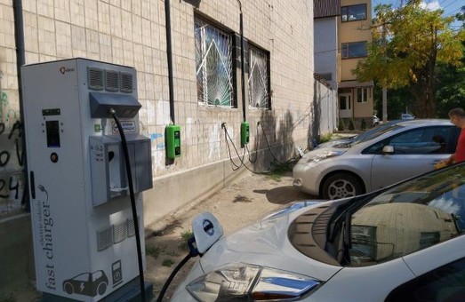 В Одессе появились три станции для зарядки электромобилей