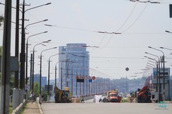 На Новом мосту в Днепре уже монтируют контактную сеть для троллейбусов
