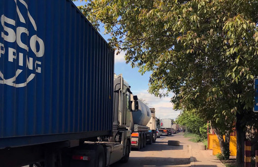 В Одессе водители тяжёлого транспорта продолжают ездить по Хуторской