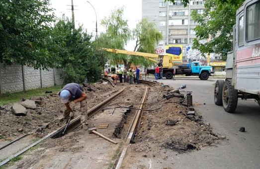 В Каменском Днепропетровской области проводят ремонт трамвайных путей