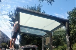 В Одессе восстанавливают поврежденные вандалами павильоны на остановках общественного транспорта