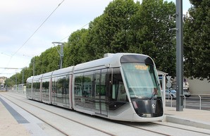 Вместо шинного трамвая в французском городе Кан начал работать обычный трамвай