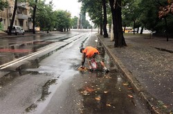 Коммунальные службы Одессы вчера убирали улицы от грязи, мусора и грунта, которые нанесли ливневые потоки