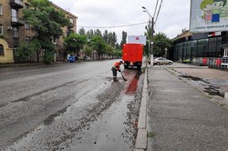 Коммунальные службы Одессы вчера убирали улицы от грязи, мусора и грунта, которые нанесли ливневые потоки