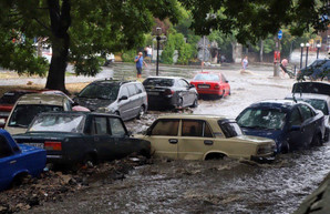 Причиной потопа на Деволановском спуске в Одессе, повредившего множество автомобилей, назвали устаревший канализационный коллектор