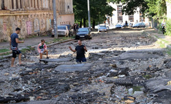 После ударов стихии, которые обрушились на Одессу на выходных, Деволановский спуск стал абсолютно непроездным