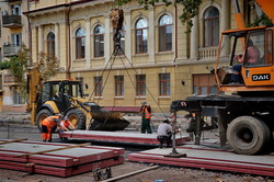 В Одессе на Софиевской уже начали укладывать новые трамвайные пути (ФОТО)
