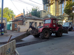В Одессе перекрыли движение по улице Канатной из-за ремонта канализационного коллектора (ФОТО)