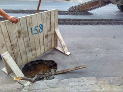 В Одессе перекрыли движение по улице Канатной из-за ремонта канализационного коллектора (ФОТО)