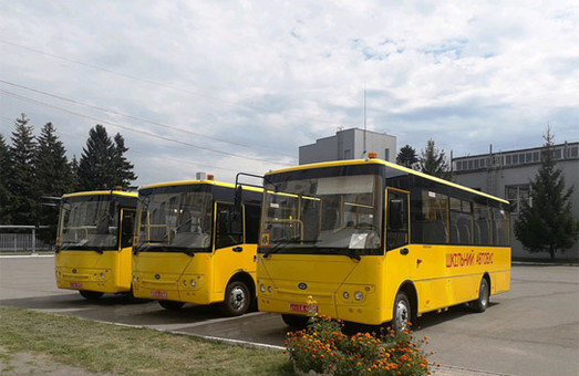 Школьники Тернопольской области получили семь новых автобусов