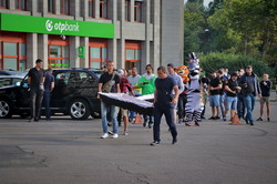 Под Одесский облсовет принесли гроб: символически похоронили дороги на Киев и Николаев (ФОТО)