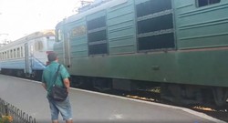 Под Киевом снова сфотографировали, как грузовой электровоз тянет неисправную электричку