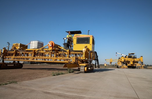 Старая взлетно-посадочная полоса одесского аэропорта временно станет короче на 450 метров