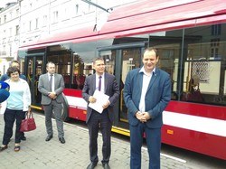 В Ивано-Франковске на площади возле ратуши презентовали новый троллейбус БКМ 321