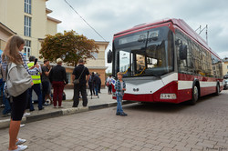 В Ивано-Франковске на площади возле ратуши презентовали новый троллейбус БКМ 321