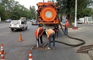 Одесское КП «Городские дороги» ремонтирует дождеприемники на улицах города