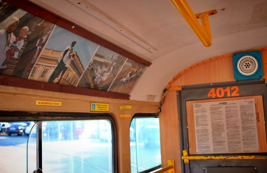 В день Флага Украины в одесском трамвае-галерее открыта новая выставка (ФОТО)