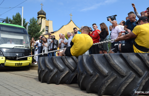 Во Львове на День украинского флага установили рекорд по перетягиванию трамваев