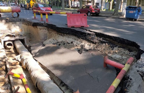 В Одессе произошел провал грунта на проезжей части улицы Филатова