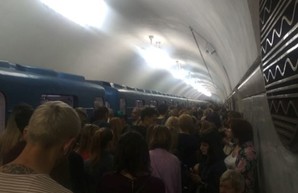 На десяти станциях киевской подземки прекратили продажу и пополнение карточек метро