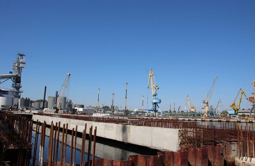 В Одесском порту проводят реконструкцию причала № 7 (ФОТО)
