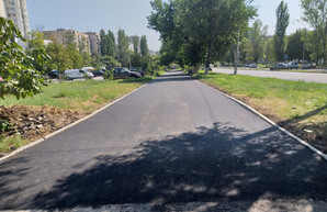 На проспекте Академика Глушко в Одессе ремонтируют тротуары