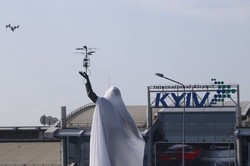 В киевском аэропорту «Жуляны» открыли памятник авиаконструктору Игорю Сикорскому