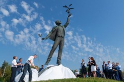 В киевском аэропорту «Жуляны» открыли памятник авиаконструктору Игорю Сикорскому