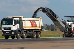 В Международном аэропорту Киев имени Сикорского показали, как проводится ремонт взлетно-посадочной полосы