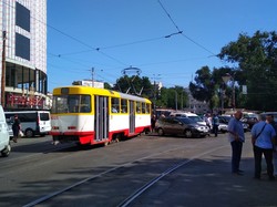 Неадекватный автохам заблокировал движение трамваев у "Привоза" и обматерил вагоновожатых (ФОТО)