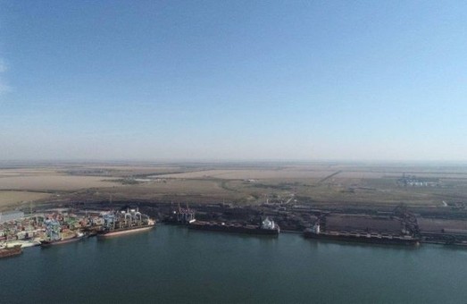 В порту Пивденный под Одессой одновременно загружают пять крупных балкеров
