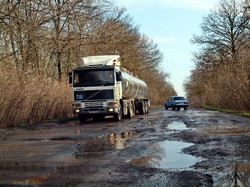 Премьер-министра Украины просят помочь решить вопрос с ремонтом автотрассы на юге Одесской области
