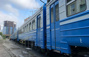 Отремонтированный электропоезд Львовской железной дороги «застрял» на заводе в Киеве