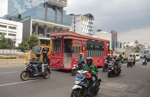 По улицам Джакарты курсирует необычный туристический автобус
