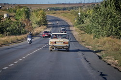 Автодорогу Одесса - Белгород-Днестровский уничтожили перегруженные фуры (ФОТО)