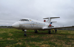 Самолет Як-40, который находится в аэропорту им. Сикорского, продают через систему «СЕТАМ»
