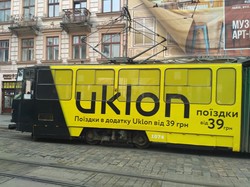 Львовскую журналистку возмутила реклама на окнах трамвая