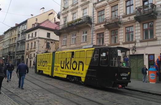 Львовскую журналистку возмутила реклама на окнах трамвая
