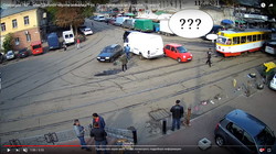 Курьезы Одессы: как припарковавшуюся на трамвайных рельсах легковушку двигали (ВИДЕО)
