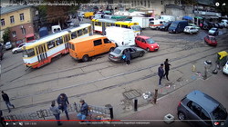 Курьезы Одессы: как припарковавшуюся на трамвайных рельсах легковушку двигали (ВИДЕО)