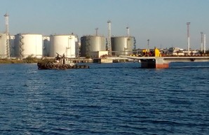 Понтонную переправу на трассе Одесса - Черноморск уже возвращают на место (ФОТО)