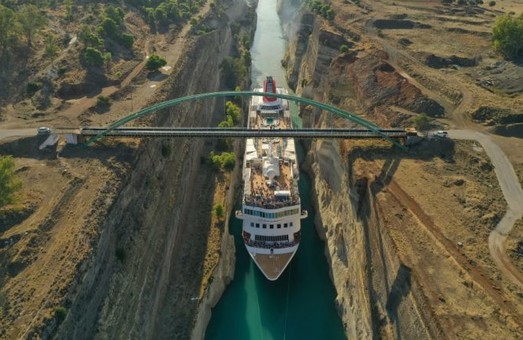 Через Коринфский канал в Греции прошло самое большое в его истории судно (ФОТО, ВИДЕО)