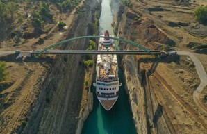 Через Коринфский канал в Греции прошло самое большое в его истории судно (ФОТО, ВИДЕО)