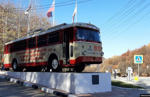 Крымский троллейбус-памятник вернулся на свой пьедестал
