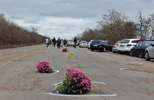 Жители Одесской области отметили выбоины на трассе между Беляевкой и Теплодаром букетами цветов