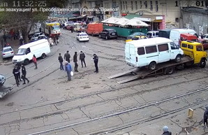 В Одессе у рынка "Привоз" эвакуируют неправильно припаркованные автомобили (ВИДЕО)