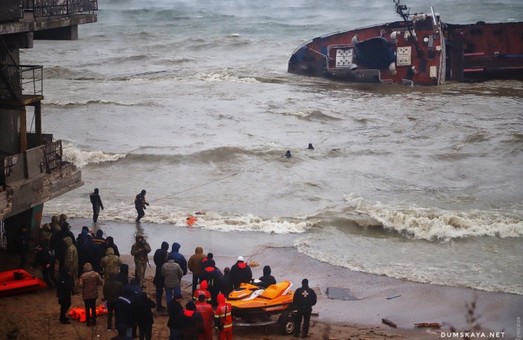 С борта затонувшего в Одессе танкера «Delfi» спасатели сняли его экипаж