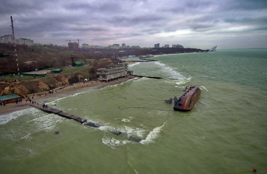 Потерпевший кораблекрушение танкер «Delfi» будут снимать с мели