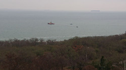 Потерпевший кораблекрушение танкер «Delfi» уберут с побережья Одессы не скоро – пока вокруг него устанавливают боны, улавливающие нефтепродукты