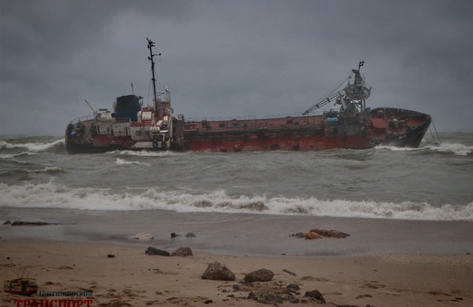 Потерпевший кораблекрушение танкер «Delfi» уберут с побережья Одессы не скоро – пока вокруг него устанавливают боны, улавливающие нефтепродукты